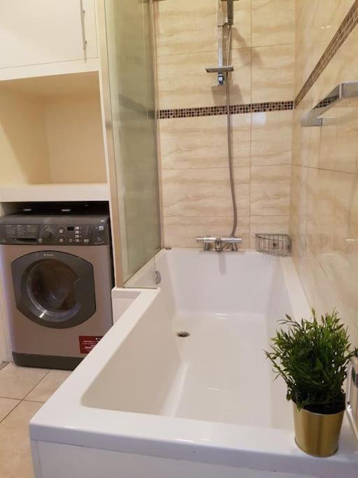 شقة Cozy Flat, 5 Minute Walk To Oxford Circus لندن المظهر الخارجي الصورة